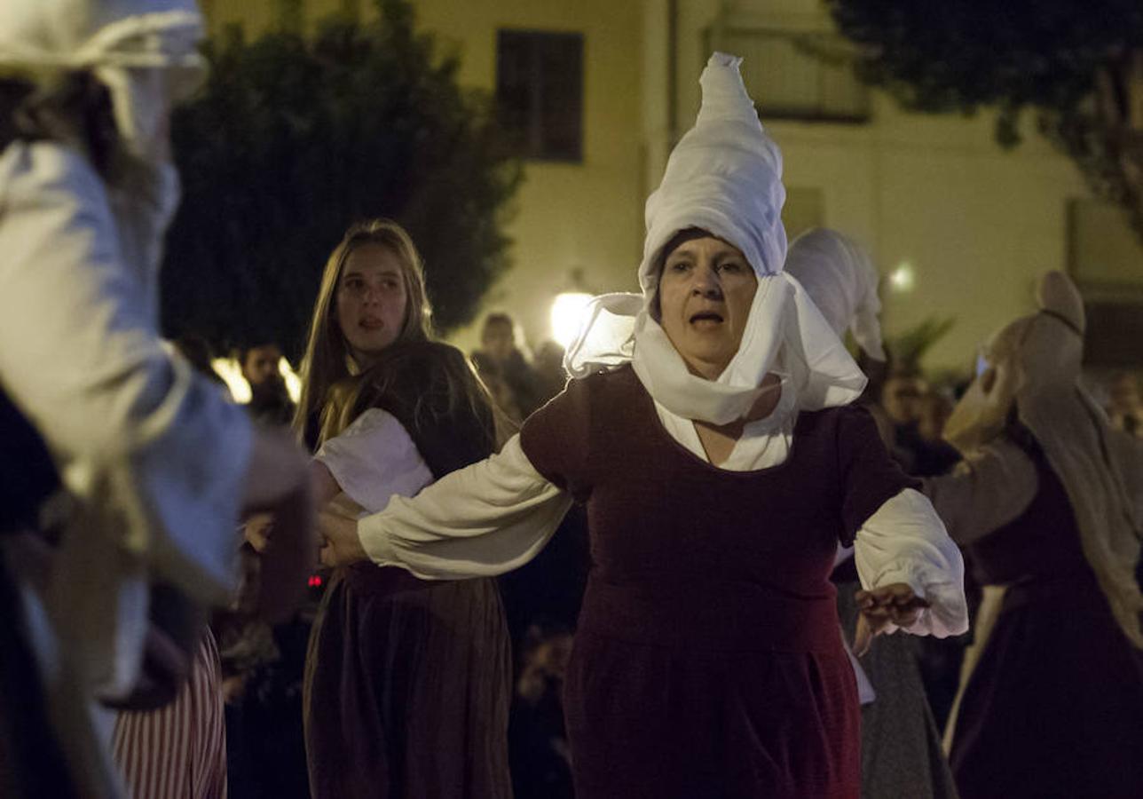 La recreación del Auto de fe de 1610, que se completa hoy con actos en el Casco Antiguo, incluyó ayer la representación de un aquelarre y la quema de las brujas de Zugarramurdi