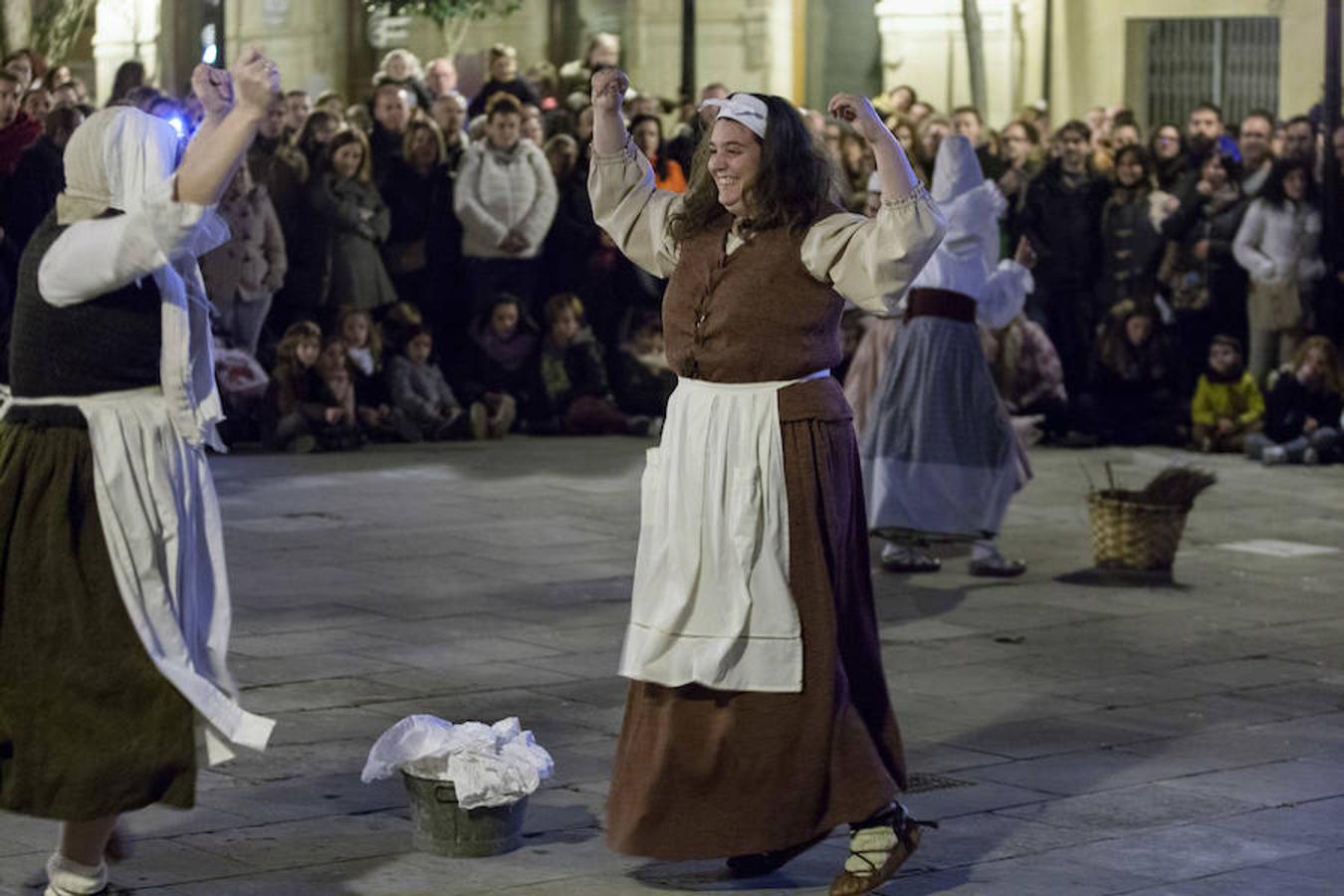 La recreación del Auto de fe de 1610, que se completa hoy con actos en el Casco Antiguo, incluyó ayer la representación de un aquelarre y la quema de las brujas de Zugarramurdi