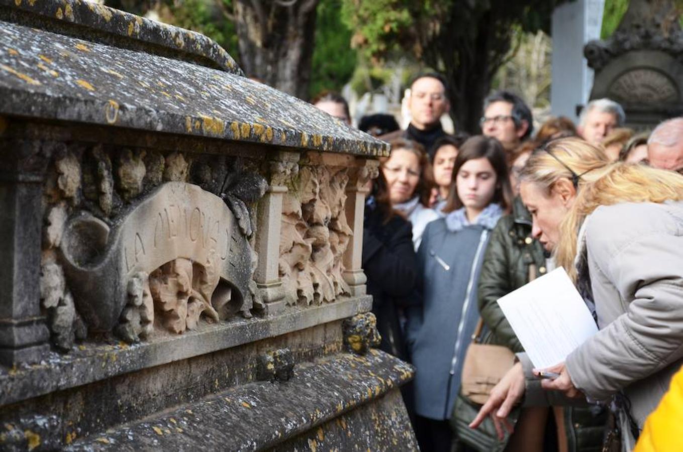 El cementerio de Calahorra y sus piedras han servido de lección a los visitantes que han tenido la curiosidad de comprender la historia del camposanto y los secretos de sus inscripciones.