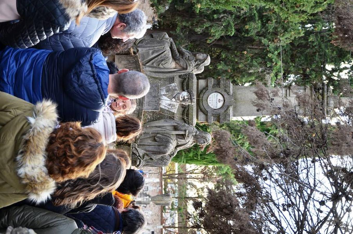 El cementerio de Calahorra y sus piedras han servido de lección a los visitantes que han tenido la curiosidad de comprender la historia del camposanto y los secretos de sus inscripciones.