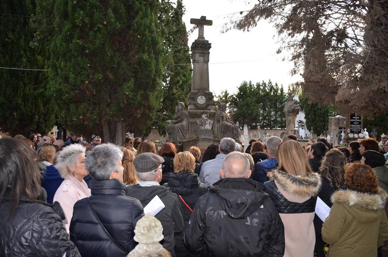 El cementerio de Calahorra y sus piedras han servido de lección a los visitantes que han tenido la curiosidad de comprender la historia del camposanto y los secretos de sus inscripciones.