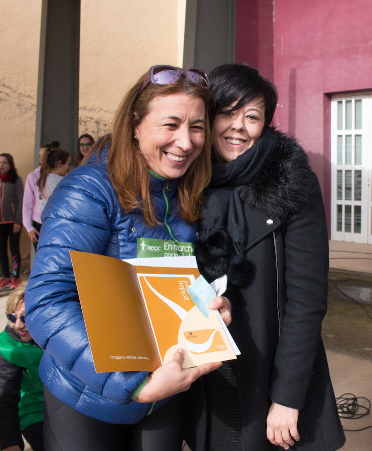 La iniciativa 'En marcha por la vida' ha reunido unas 650 personas para salir de paseo en una iniciativa organizada por la Asociación Española Contra el Cáncer de La Rioja, organizadora de la caminata que cubrió unos 12 kilómetros desde Santo Domingo de la Calzada y Hervías, y regreso. 