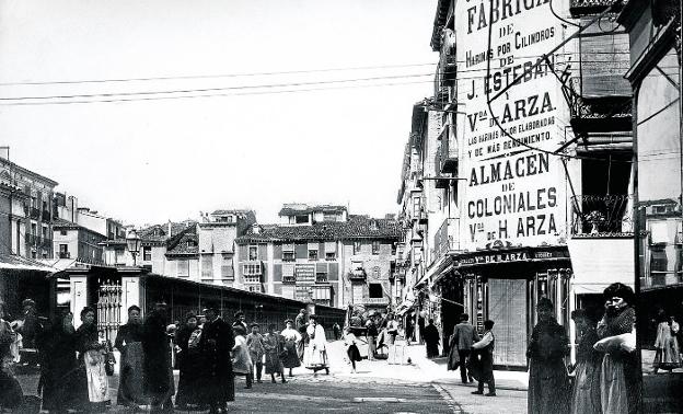 Negocio de Guillerma Ubis (arriba, en la foto), viuda de Arza, en la esquina de Sagasta y Moroy. :