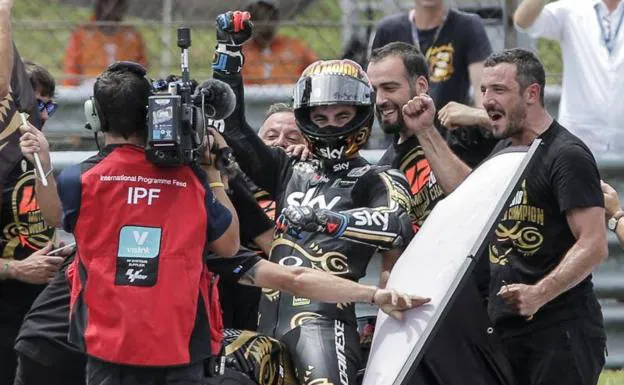 El piloto italiano Francesco Bagnaia celebrando su campeonato en Sepang (Malasia).
