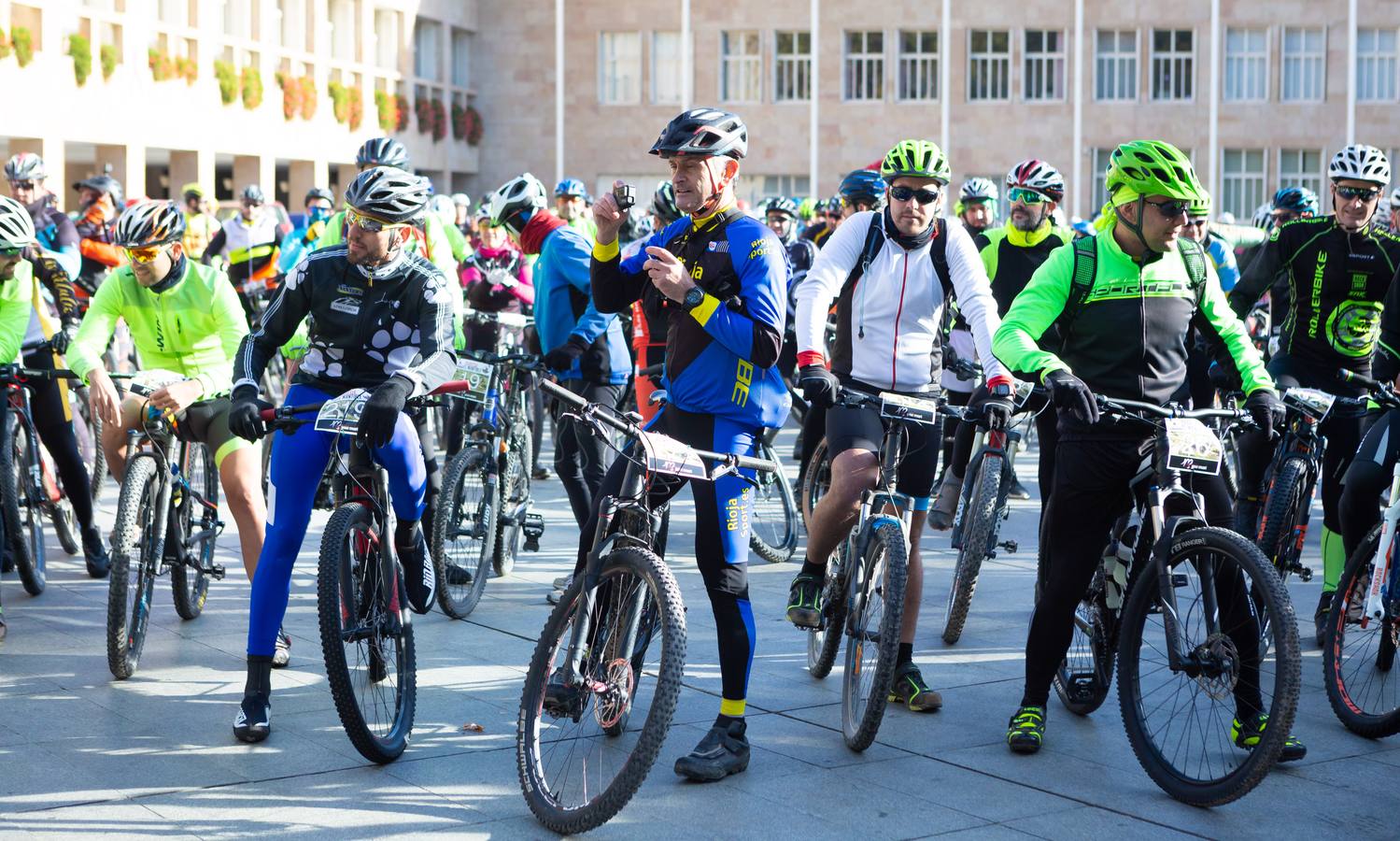 Más de 300 ciclistas participan en la Travesía del Mantible.