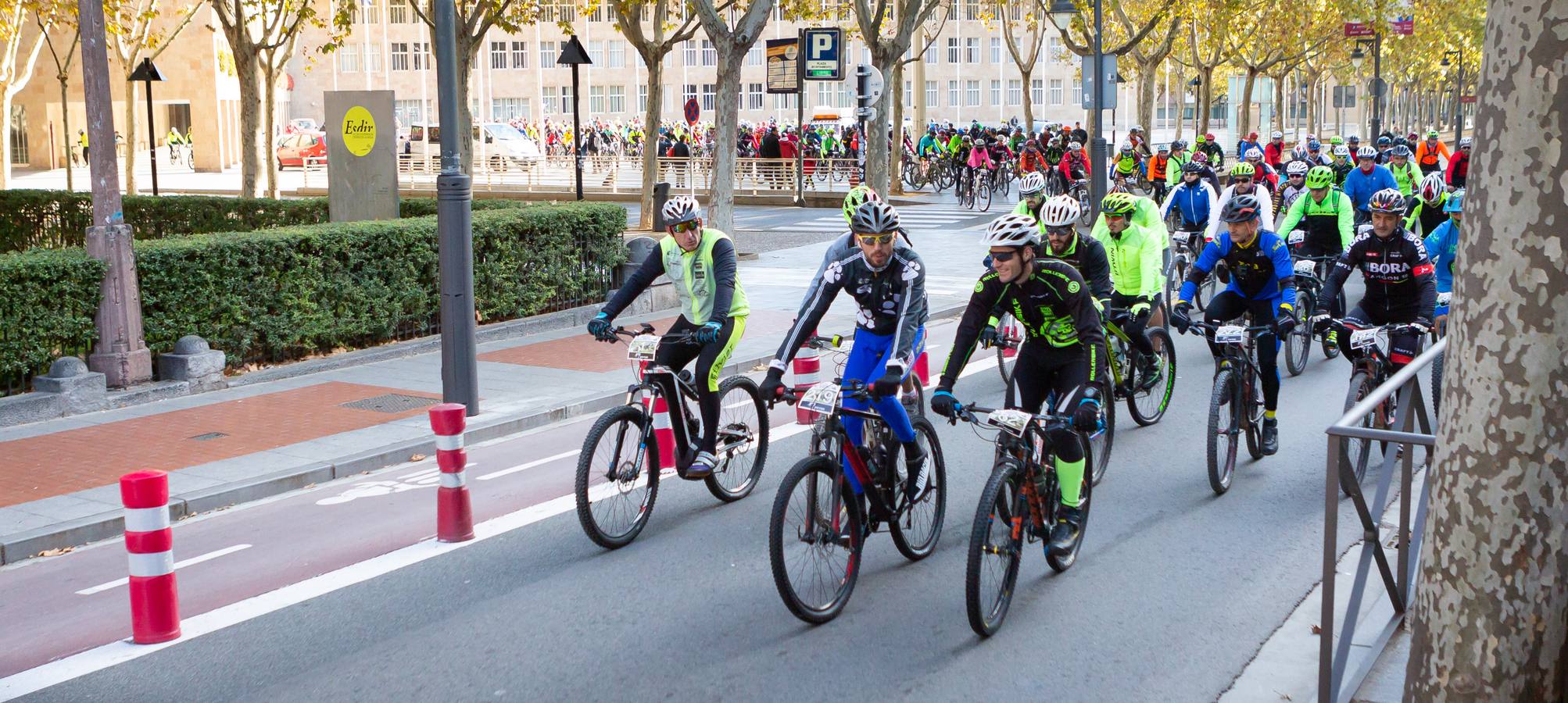 Más de 300 ciclistas participan en la Travesía del Mantible.