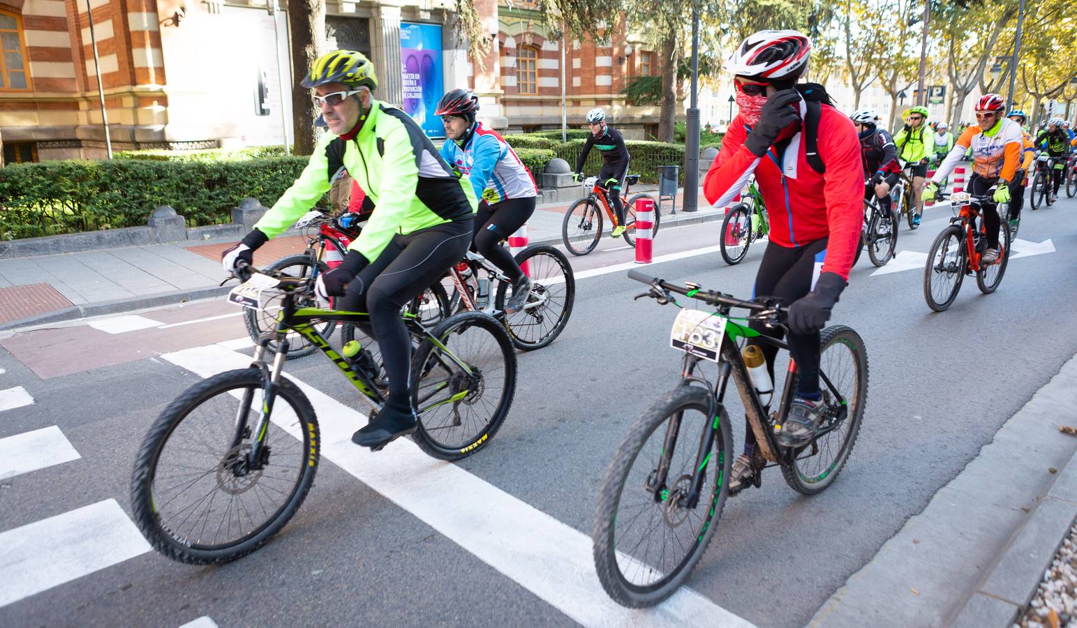 Más de 300 ciclistas participan en la Travesía del Mantible.