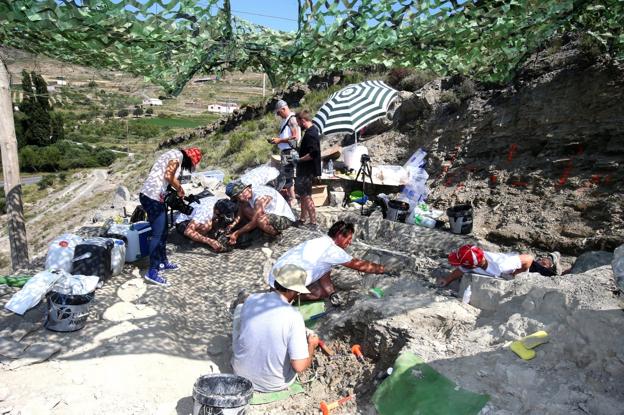 Trabajos de campo en el yacimiento de Igea durante la excavación 'Garras 2018'. 