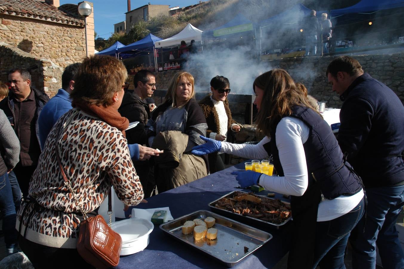 El evento resultó un éxito de público y terminó el domingo con el mercado de productos artesanales, degustaciones, música, visita al trujal y pringada...