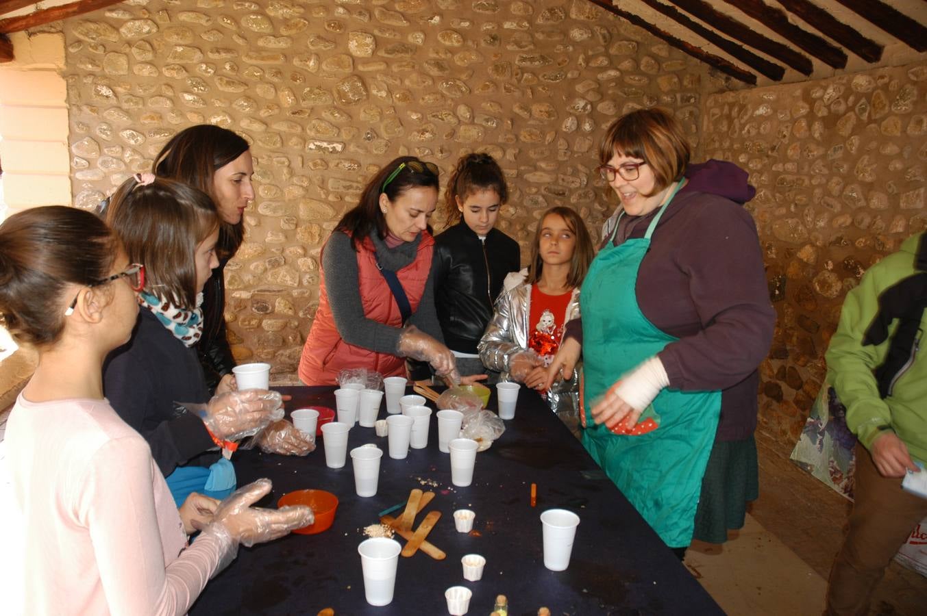 El evento resultó un éxito de público y terminó el domingo con el mercado de productos artesanales, degustaciones, música, visita al trujal y pringada...