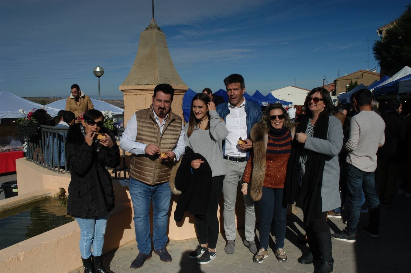 El evento resultó un éxito de público y terminó el domingo con el mercado de productos artesanales, degustaciones, música, visita al trujal y pringada...