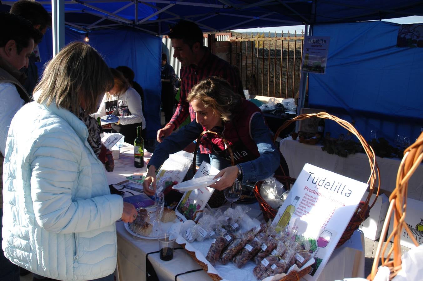 El evento resultó un éxito de público y terminó el domingo con el mercado de productos artesanales, degustaciones, música, visita al trujal y pringada...