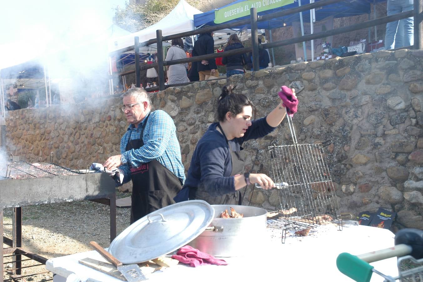 El evento resultó un éxito de público y terminó el domingo con el mercado de productos artesanales, degustaciones, música, visita al trujal y pringada...