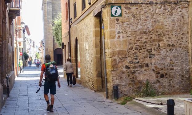 Un peregrino camina junto al centro de interpretación.