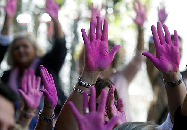 Manos violetas durante una celebración del Día mundial de la lucha contra el cáncer de mama. :: efe