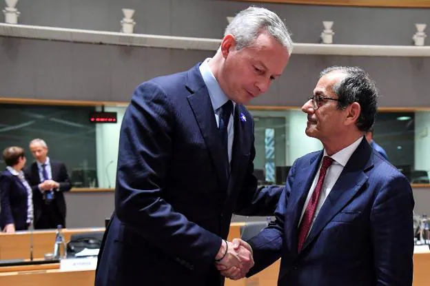 El ministro de Finanzas francés, Bruno Le Maire, saluda a su homólogo italiano, Giovanni Tria. :: afp
