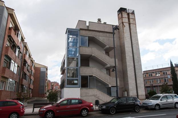Ascensor colocado fuera del edificio en la calle Eliseo Pinedo. :