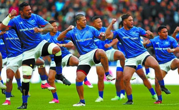 Los jugadores de Samoa bailan la Haka antes de un partido. 