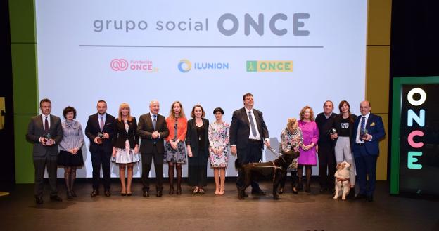 Foto de familia de todos los galardonados tras recoger sus premios en la ceremonia celebrada ayer. :: migueL herreros