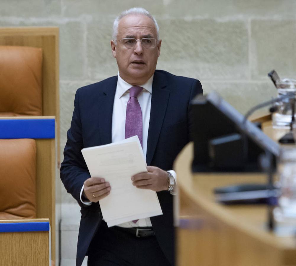 El presidente del Gobierno de La Rioja, José Ignacio Ceniceros ha respondido en el pleno del Parlamento regional a cuestiones sobre el reto demográfico, la economía en la región, el empleo público y el salario mínimo interprofesional (SMI). Parlamento.