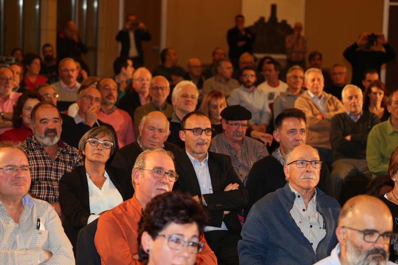 El ministro de Fomento, José Luis Ábalos ha intervenido en un acto del PSOE en La Rioja, junto a su secretario general, Francisco Ocón, y la secretaria federal de Mundo Rural y portavoz del Grupo Parlamentario Socialista, Concepción Andreu en el restaurante Delicatto de Logroño.