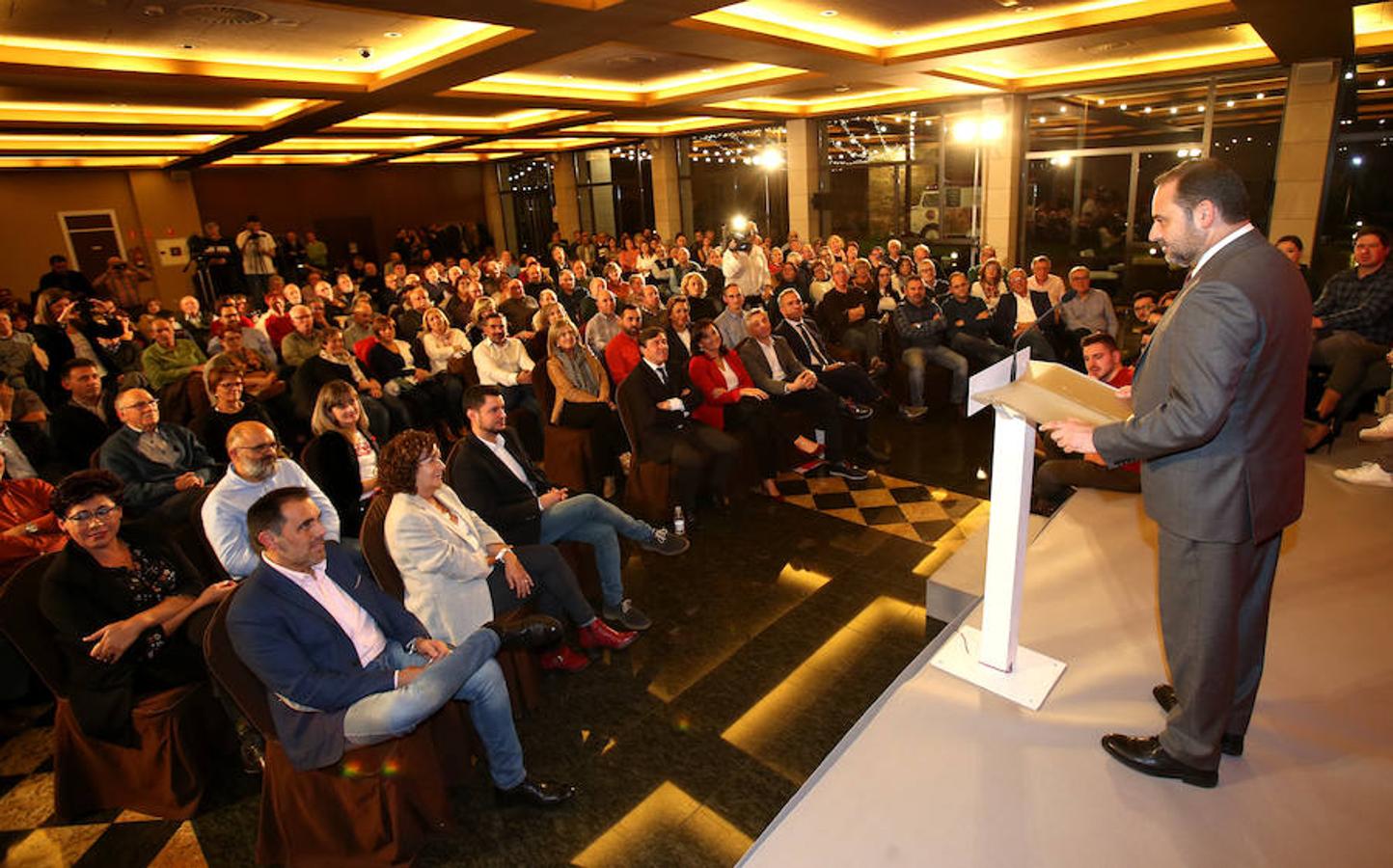 El ministro de Fomento, José Luis Ábalos ha intervenido en un acto del PSOE en La Rioja, junto a su secretario general, Francisco Ocón, y la secretaria federal de Mundo Rural y portavoz del Grupo Parlamentario Socialista, Concepción Andreu en el restaurante Delicatto de Logroño.