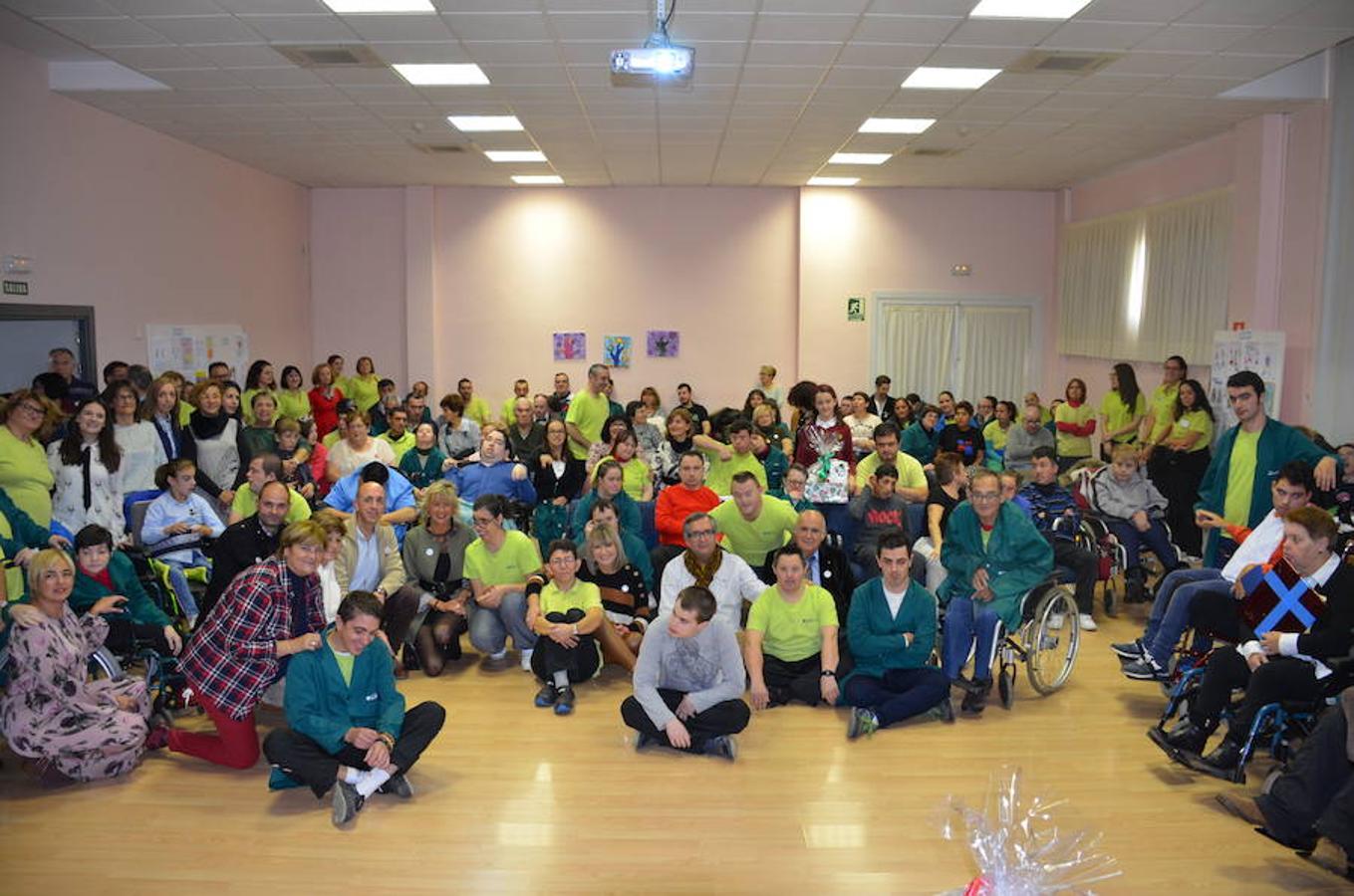 Jornada de puertas abiertas que se ha celebrado en el centro Äncora de Calahorra, que pertenece a la asociación IGUAL A TI. En la visita han participado el presidente de la asociación, Santiago Urizarna, y los alcaldes de Calahorra, Autol y Pradejón. Durante las jornadas se han entregado los premios a loas ganadores del concurso de carteles con motivo del Día Internacional de las Personas con Discapacidad. En la categoría general, el ganador es Francisco Manuel Vargas; en la de escolares, Lucía Anguiano y la especial, el Aula de Educación Especial del CEIP Quintiliano.