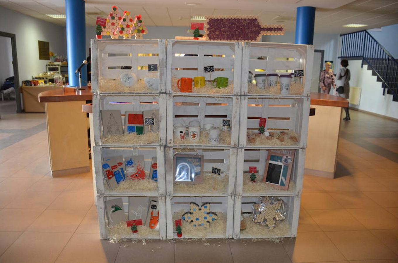 Jornada de puertas abiertas que se ha celebrado en el centro Äncora de Calahorra, que pertenece a la asociación IGUAL A TI. En la visita han participado el presidente de la asociación, Santiago Urizarna, y los alcaldes de Calahorra, Autol y Pradejón. Durante las jornadas se han entregado los premios a loas ganadores del concurso de carteles con motivo del Día Internacional de las Personas con Discapacidad. En la categoría general, el ganador es Francisco Manuel Vargas; en la de escolares, Lucía Anguiano y la especial, el Aula de Educación Especial del CEIP Quintiliano.