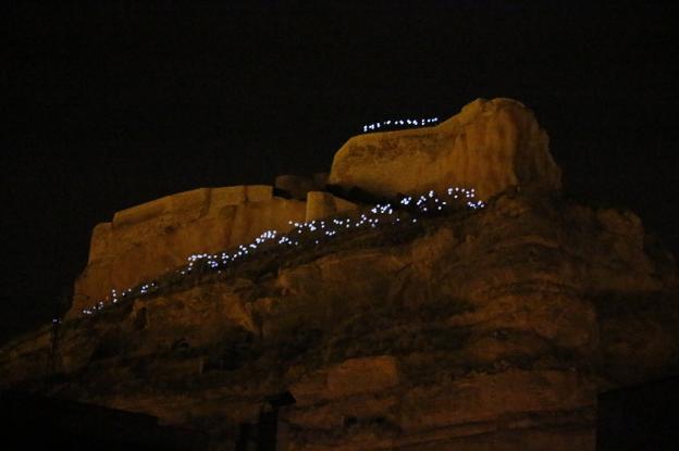 Unos 200 nietos y abuelos llevaron globos de luz al castillo. 