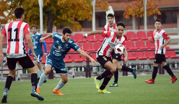 El jugador de la UD Logroñés Alí intenta hacerse con el esférico.