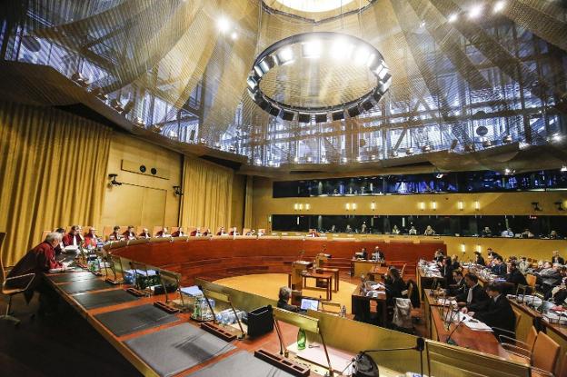 El Tribunal de Justicia de la Unión Europea, con sede en Luxemburgo, durante el debate de una sentencia. :: JULIEN WARNANd / efe