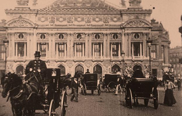 la plaza de la ópera de París. «Grandísima circulación de carruajes y ómnibus y bicicletas entre gran gentío».