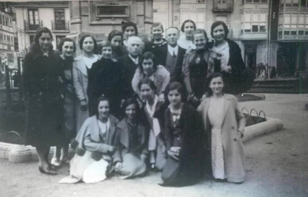Fotografía de 1936, con Sole y el resto del grupo de cara al Sagasta, con Muro de Cervantes al fondo.