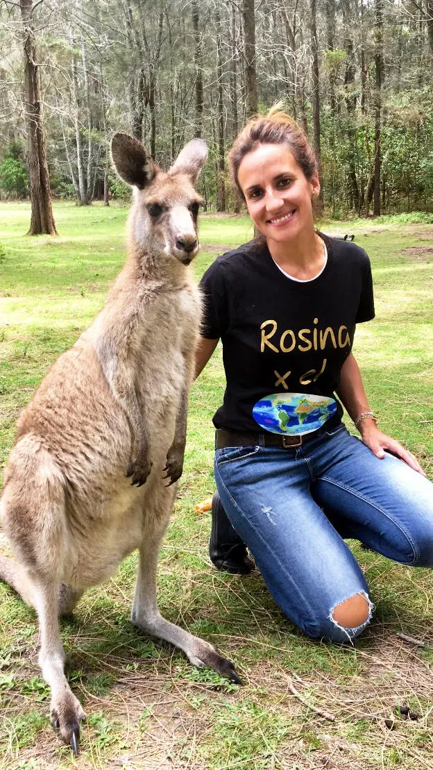 Rosa Martínez posa con un canguro de Morrison Park. :: R.M.C.