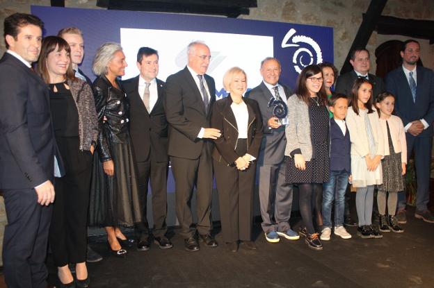 La familia Marín posa con el trofeo junto al al Presidente del Gobierno de la Rioja :: Ó.S.J.