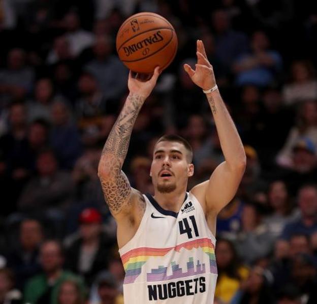 Juancho Hernangómez lanza a canasta en el choque que midió a los Nuggets con los Rockets. 