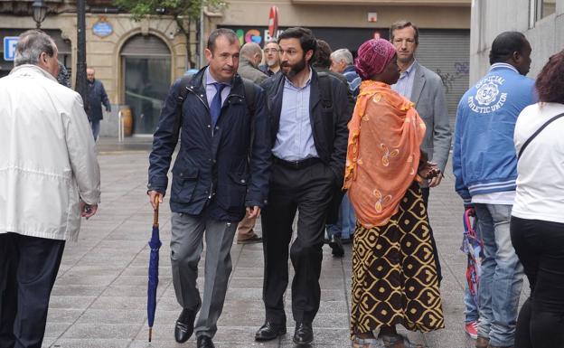 José María Martínez (d) llegando al juzgado durante el juicio