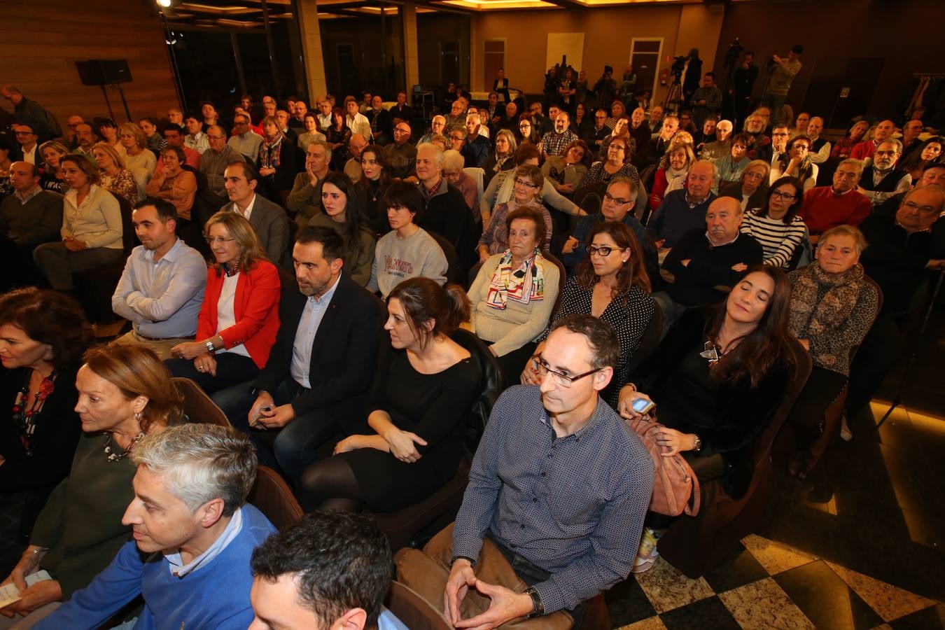 Ha presentado su candidatura a la Presidencia de La Rioja en un acto al que ha asistido la vicepresidenta del Gobierno central, Carmen Calvo
