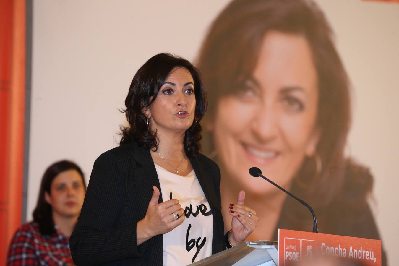 Ha presentado su candidatura a la Presidencia de La Rioja en un acto al que ha asistido la vicepresidenta del Gobierno central, Carmen Calvo