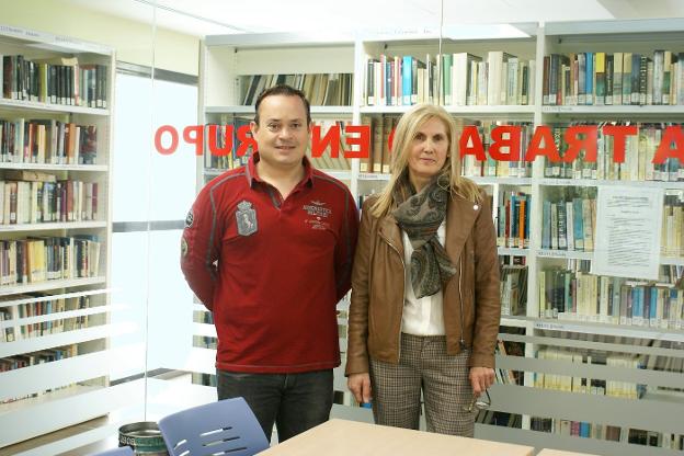 Julio Nájera y Azucena Reinares, en al biblioteca municipal