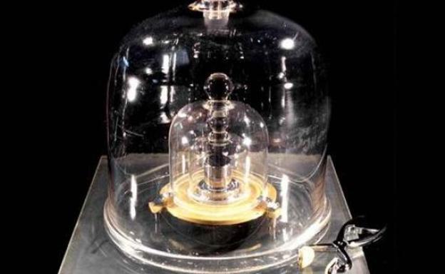 El prototipo del kilogramo, el 'kilo original', protegido celosamente en París.