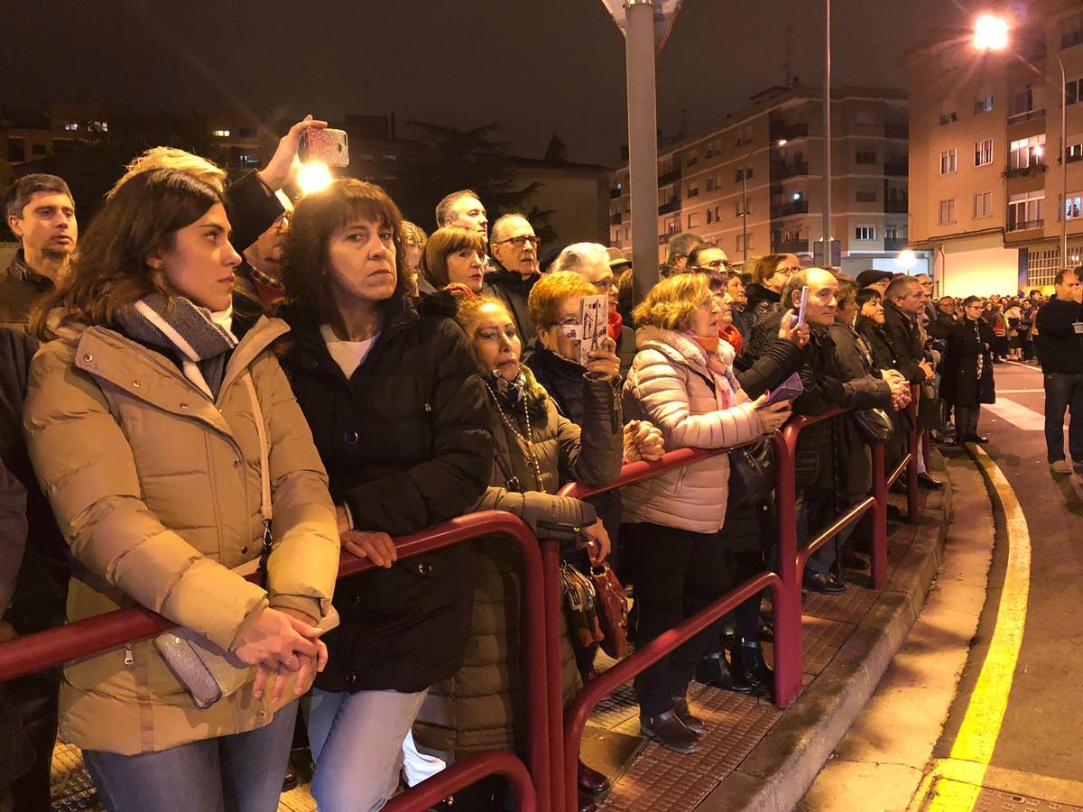 Miles de personas participaron en la procesión por las calles de Logroño.