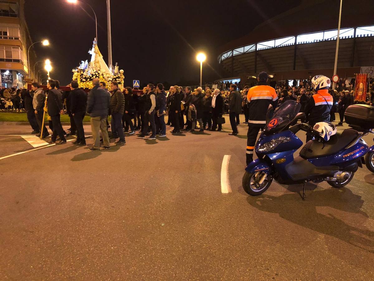 Miles de personas participaron en la procesión por las calles de Logroño.