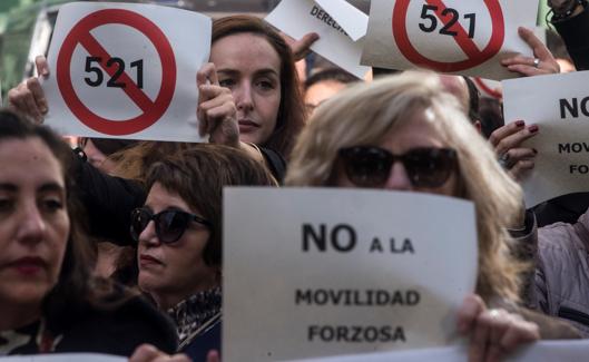 Funcionarios de la Administración de Justicia se han concentrado este martes ante los juzgados de la Ciudad de la Justicia de l'Hospitalet de Llobregat en contra de la reforma de la Ley Orgánica del Poder Judicial (LOPJ). 