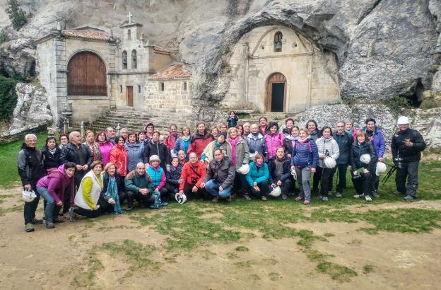 Participantes en la excursión, en Ojo Guareña. 