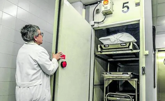 Una funcionaria revisa la cámara frigorífica del Instituto Anatómico Forense de Vitoria donde Mariela permaneció durante 16 meses. 