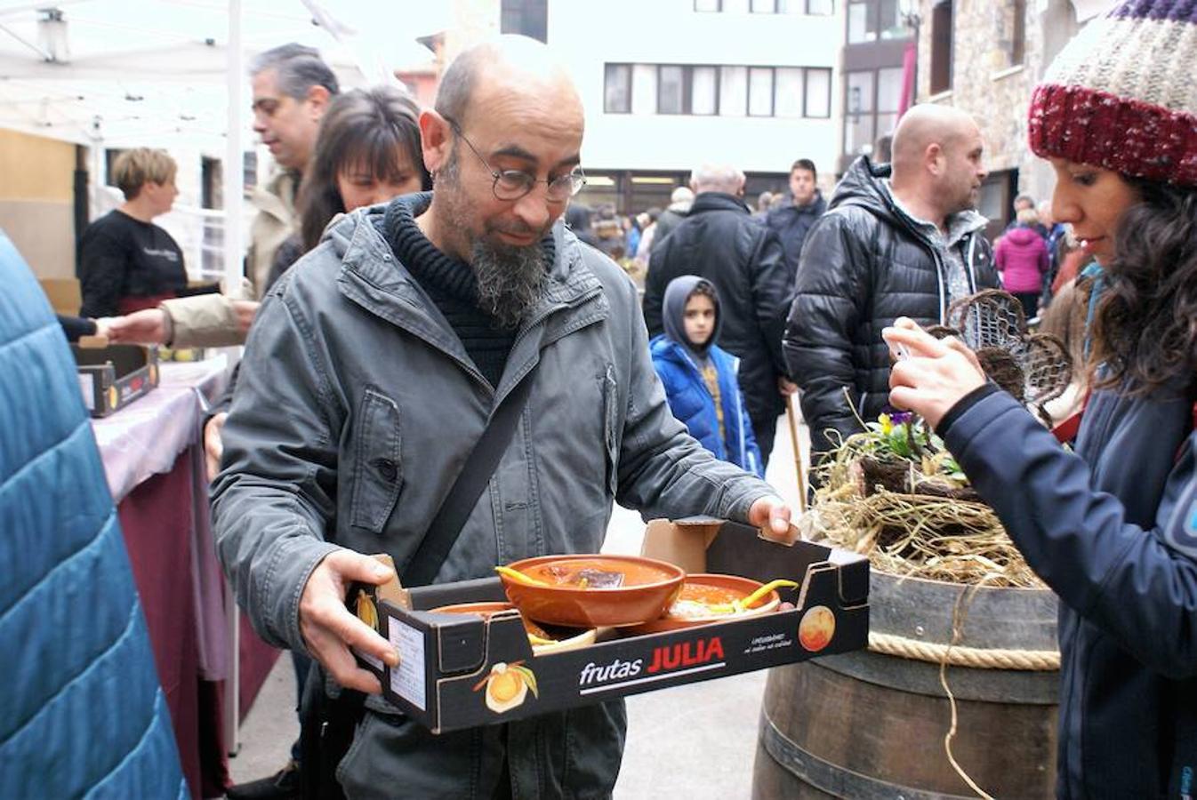 Angjuiano volvió a adr la bienvenida a todos los que quisieron probar un plato de caparrones y la cita, de hecho, va a más cada año. Hasta 1.300 raciones del plato de cuchara se repartieron en la localidad que ha hecho de su nombre un sinónimo del homenaje a la alubia local.