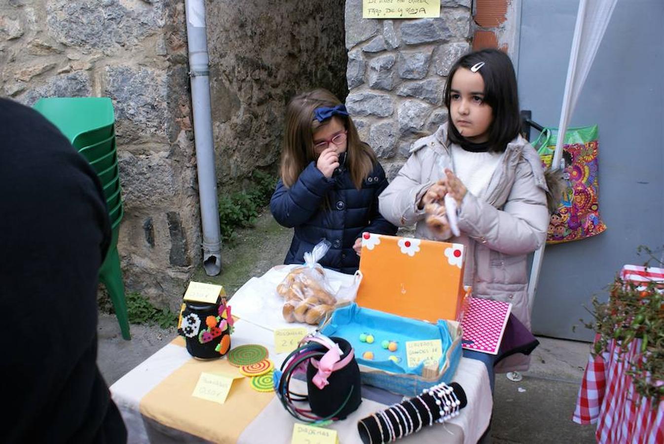 Angjuiano volvió a adr la bienvenida a todos los que quisieron probar un plato de caparrones y la cita, de hecho, va a más cada año. Hasta 1.300 raciones del plato de cuchara se repartieron en la localidad que ha hecho de su nombre un sinónimo del homenaje a la alubia local.