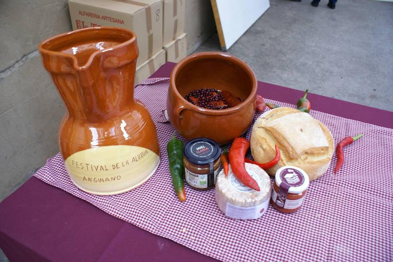 Angjuiano volvió a adr la bienvenida a todos los que quisieron probar un plato de caparrones y la cita, de hecho, va a más cada año. Hasta 1.300 raciones del plato de cuchara se repartieron en la localidad que ha hecho de su nombre un sinónimo del homenaje a la alubia local.