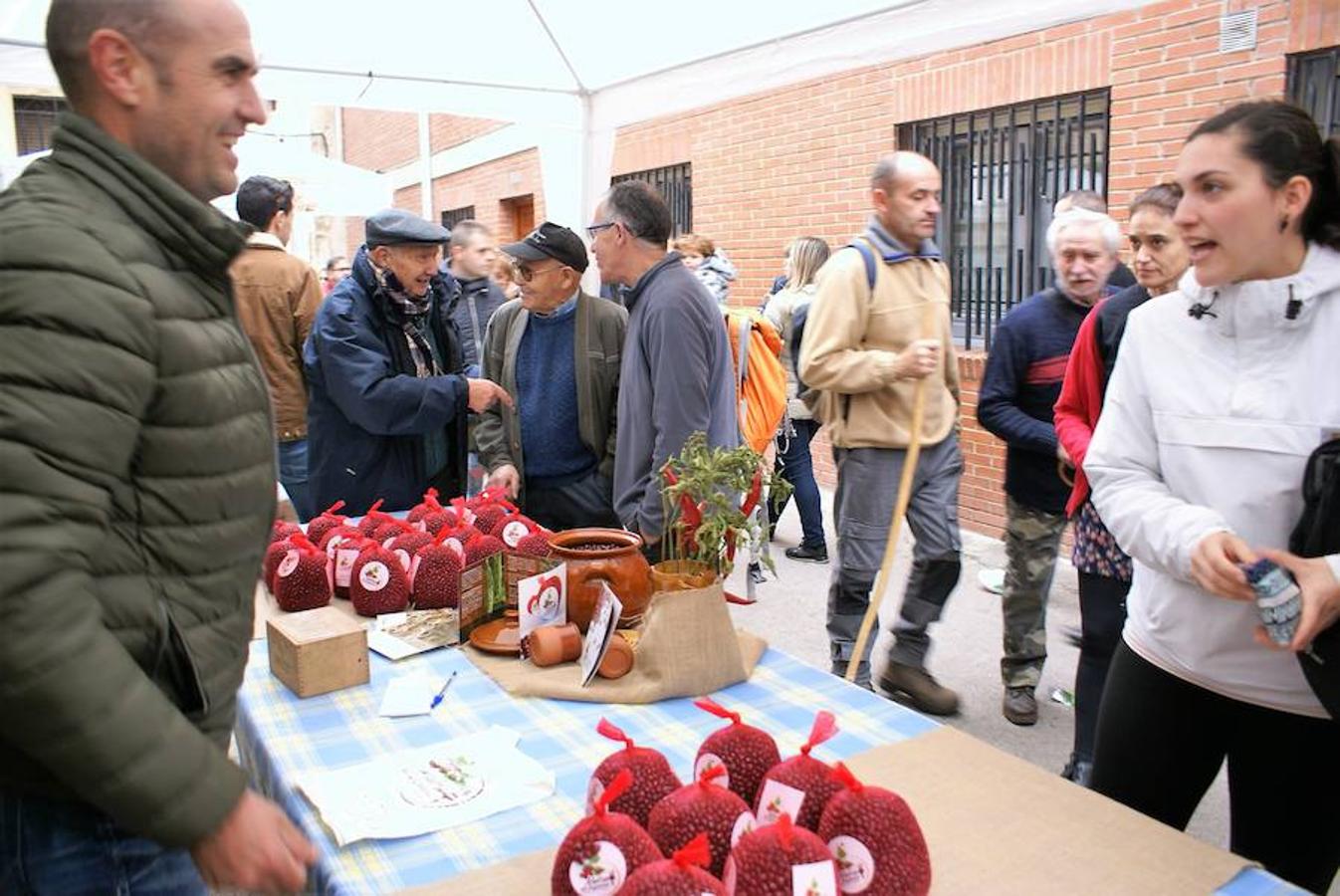 Angjuiano volvió a adr la bienvenida a todos los que quisieron probar un plato de caparrones y la cita, de hecho, va a más cada año. Hasta 1.300 raciones del plato de cuchara se repartieron en la localidad que ha hecho de su nombre un sinónimo del homenaje a la alubia local.